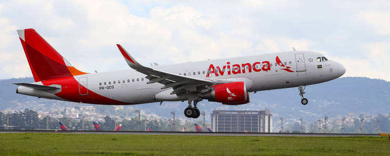 Aviao da companhia aérea Avianca pousa na pista do aeroporto de Cumbica, em Guarulhos