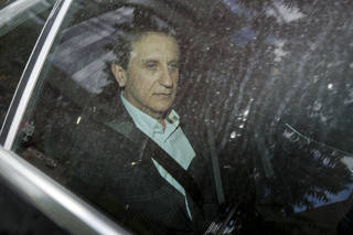 Alberto Youssef deixa sede da Justiça Federal após colocar tornozeleira
