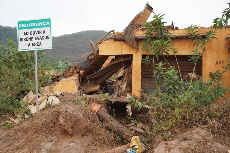 Imóveis em ruínas da antiga vila de Bento Rodrigues, em Mariana (MG), após rompimento de barragem da Samarco