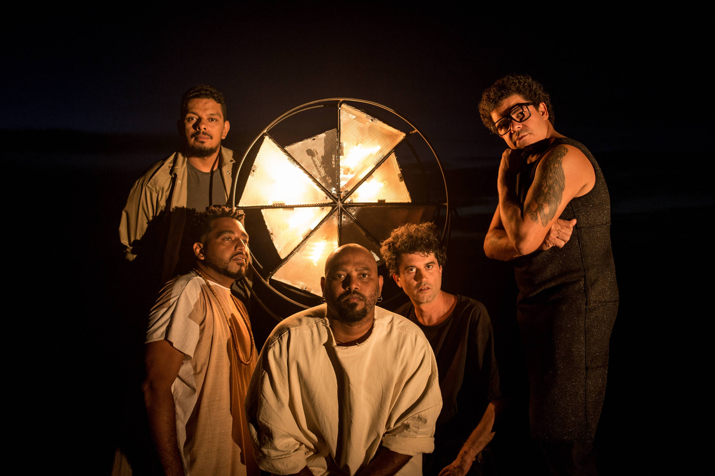 Após hiato, Cordel do Fogo Encantado lança álbum e sai em turnê 06/04/2018 Ilustrada Folha Após hiato, Cordel do Fogo Encantado lança álbum e sai em turnê 06/04/2018 Ilustrada Folha