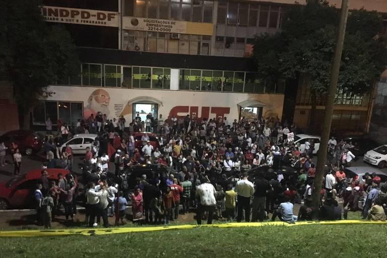 Manifestantes participam de ato em Brasília contra a prisão do ex-presidente Lula