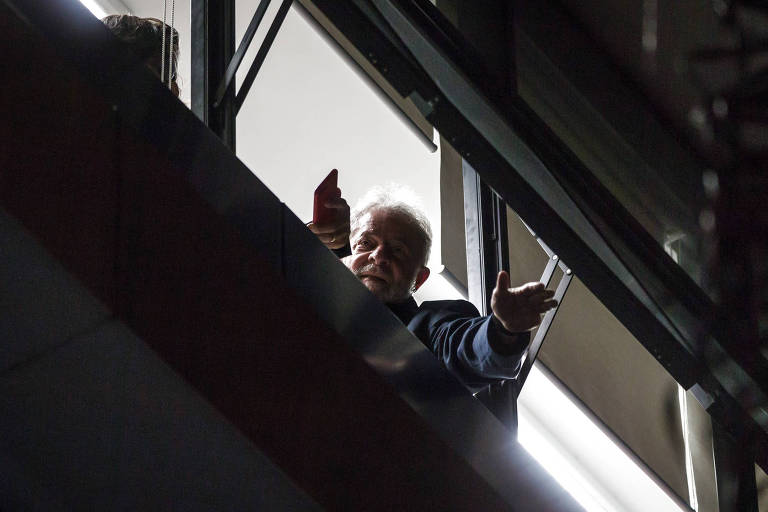 Lula acena a apoiadores na janela do sindicato dos metalúrgicos do ABC