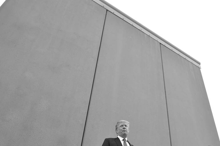 O presidente dos EUA, Donald Trump, diante de protótipo de muro em San Diego, na Califórnia 
