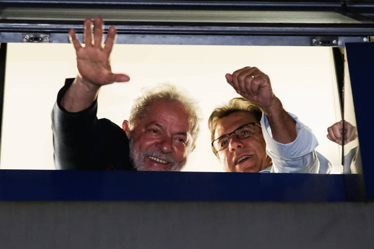 Lula aparece na janela do sindicato dos metalúrgicos do ABC com Luis Marinho pre candidato ao governo de São Paulo e acena aos manifestantes em vigília no ato contra a prisão de Lula na madrugada desta sexta feira (6) em São Bernardo do Campo. 