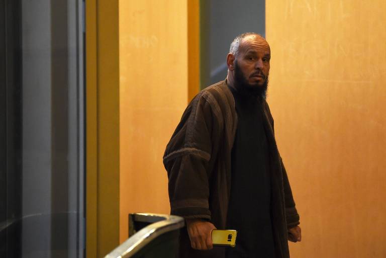 O clérigo El Hadi Doudi na entrada de um tribunal de Marselha que analisou seu caso 