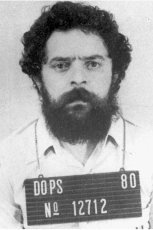 Lula é fichado no Dops em 1980. Foto e legenda extraídas do livro "Lula Filho do Brasil", de Denise Paraná, sobre a vida do ex-presidente Luiz Inácio Lula da Silva