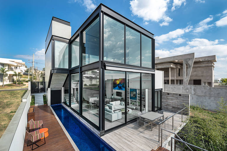 Para esta casa, a Padovani Arquitetos priorizou o uso de amplas aberturas de vidro e a integração dos espaços