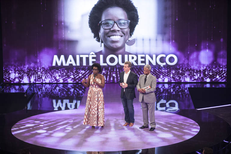 Maitê Lourenço, fundadora da BlackRocks Startups para incentivar e ampliar o acesso de empreendedores negros ao mercado, recebe o troféu Inspiração do padrinho Milton Gonçalves, no Caldeirão do Huck