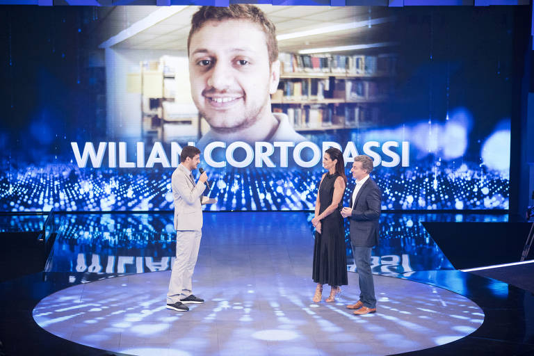 Willian Cortopassi, jovem cientista com PhD na Universidade de Oxford que realiza pesquisas para cura do câncer, recebe o troféu Inspiração da madrinha Fátima Bernardes no Caldeirão do Huck