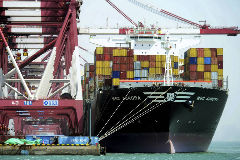 Contêineres são carregados em navio no porto de Qingdao, no leste da China