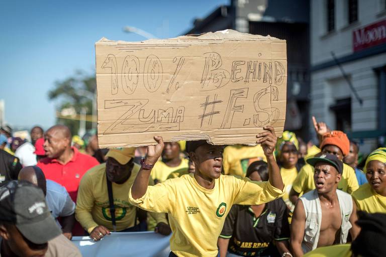 Simpatizantes do ex-presidente sul-africano Jacob Zuma fazem manifestação diante da Alta Corte de Durban