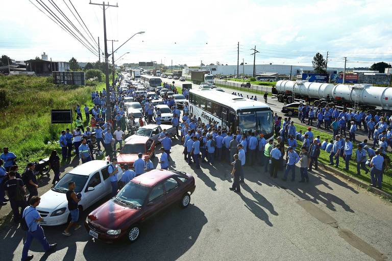 Metalúrgicos protestam na rodovia BR 277 em apoio ao ex-presidente Lula, em Curitiba