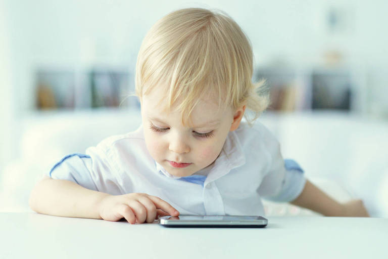 Criança brinca com um smartphone