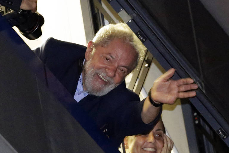 Lula acena de janela do Sindicato dos Metalúrgicos, em São Bernardo do Campo, na Grande SP, após decreto de prisão