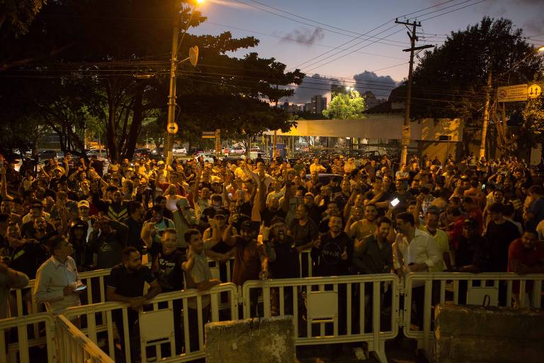 Vestido de irmão Metralha, Maroni distribui 9.000 cervejas para festejar prisão de Lula