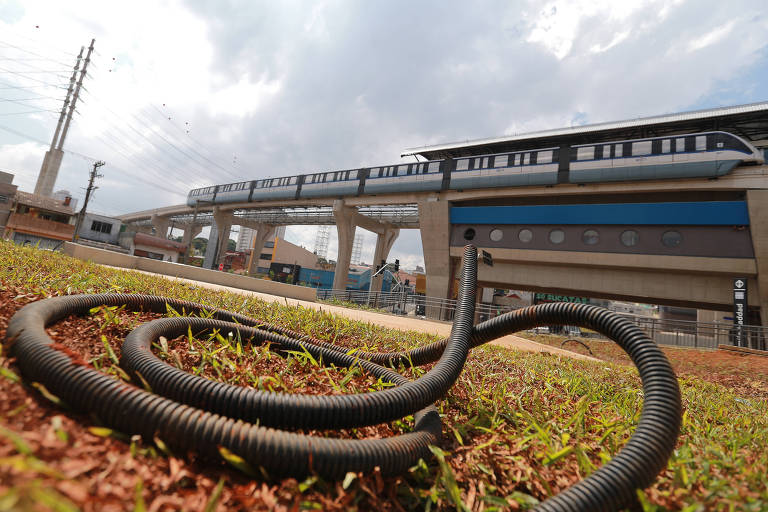 Canteiro em frente à estação Camilo Haddad, da linha 15-prata do metrô, ainda estava inacabado durante inauguração