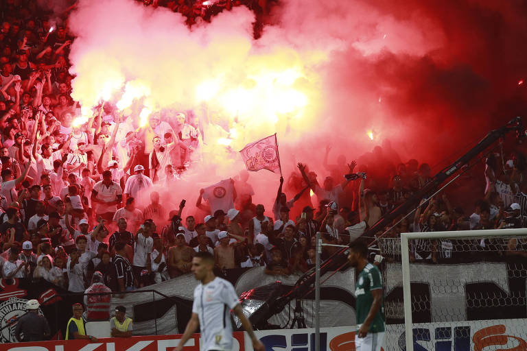 Torcida do Corinthians lota a Arena em Itaquera no treino aberto realizado nesta sexta-feira (6)