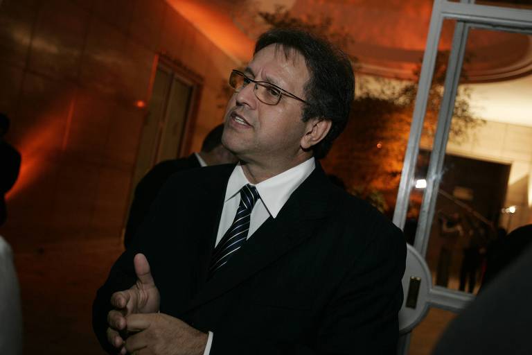 Marcelo Miranda, governador do Tocantins, em pé, durante jantar em São Paulo 