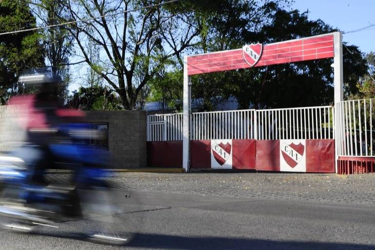 Portão de entrada da sede do Independiente, em Avellaneda, um dos clubes envolvidos no escândalo de abuso sexual