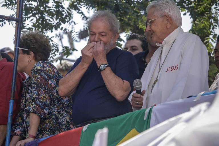 O ex-presidente Luiz Inácio Lula da Silva chega ao carro de som, em frente ao  Sindicado dos Metalúrgicos do ABC, para a celebração em homenagem ao aniversário da ex-primeira-ministra-dama Marisa Letícia