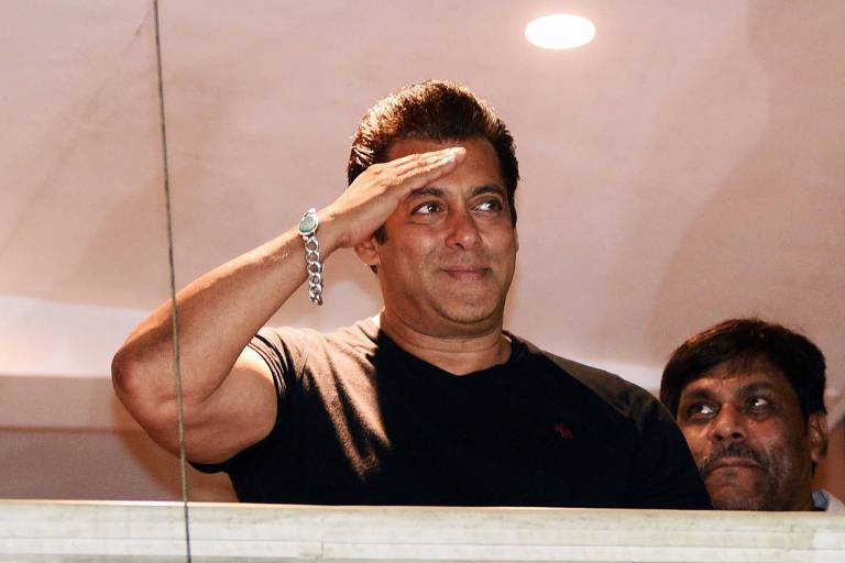 Salman Khan acena para fãs em Mumbai, na Índia, após ser solto
