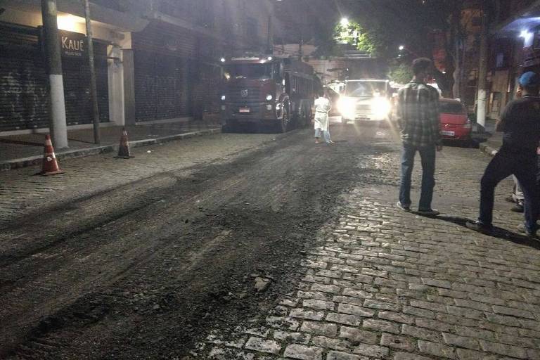 Asfaltamento iniciado e interrompido na rua Simão Alvares, em Pinheiros