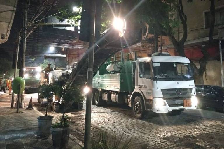 Caminhões da prefeitura tentam iniciar asfaltamento em Pinheiros