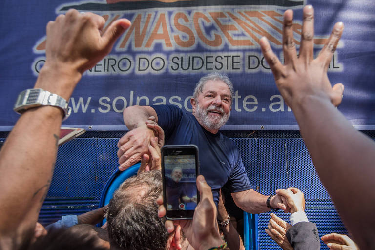 Lula cumprimenta apoiadores em frente ao Sindicato dos Metalúrgicos de São Bernardo do Campo, momentos antes de se entregar a Polícia Federal 