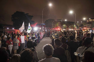 Manifestantes pro Lula fazem cordao humano em frente a entrada para autoridades no aeroporto de Congonhas enquanto aguardam a chega do ex presidente Lula