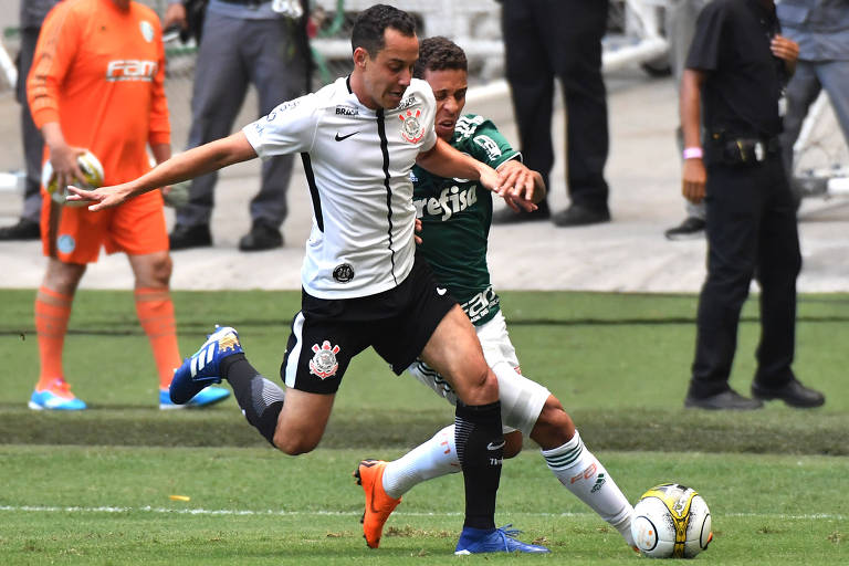 Rodriguinho escapa da marcação do lateral Marcos Rocha, do Palmeiras, durante a final do Paulista, no Allianz Parque