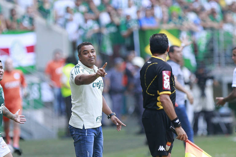 O técnico Roger Machado reclama e aponta o dedo para o auxiliar da arbitragem durante a final do Paulista