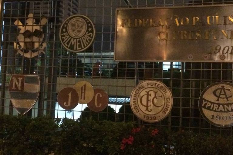 Escudo do Corinthians foi arrancado da sede da FPF (Federação Paulista de Futebol)