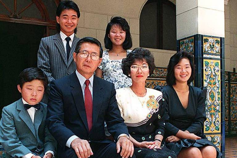 O completo clã Fujimori, em 1990: de pé, Hiro e Sashi; Kenji, sentado à esquerda do pai, Alberto, e Keiko, sentada à direita da então primeira-dama Susana Higuchi, em Lima
