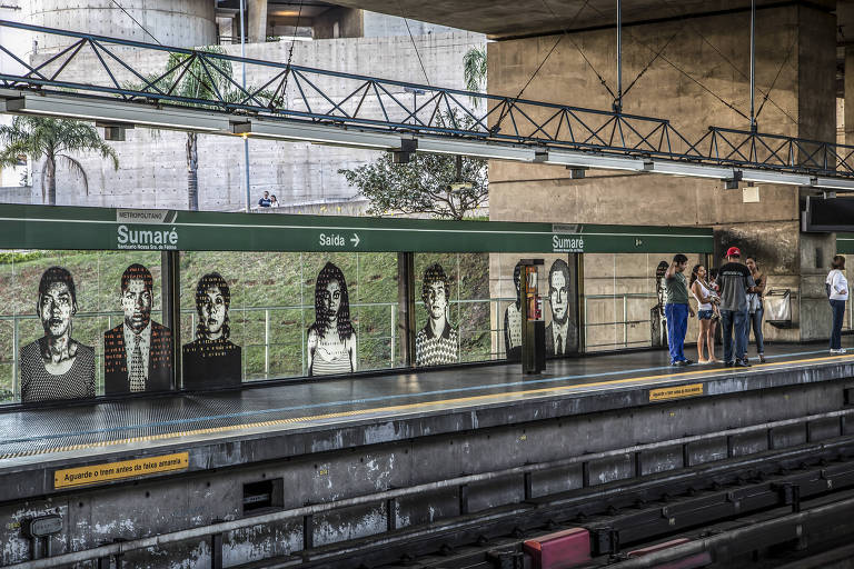 Plataforma de embarque da estação Sumaré, na linha 2-verde do metrô de São Paulo, com obra feita pelo artista plástico Alex Flemming