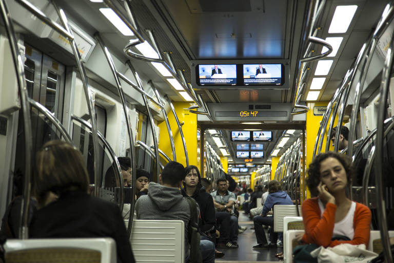 Passageiros em vagão de metrô da linha 4-amarela do metrô de São Paulo