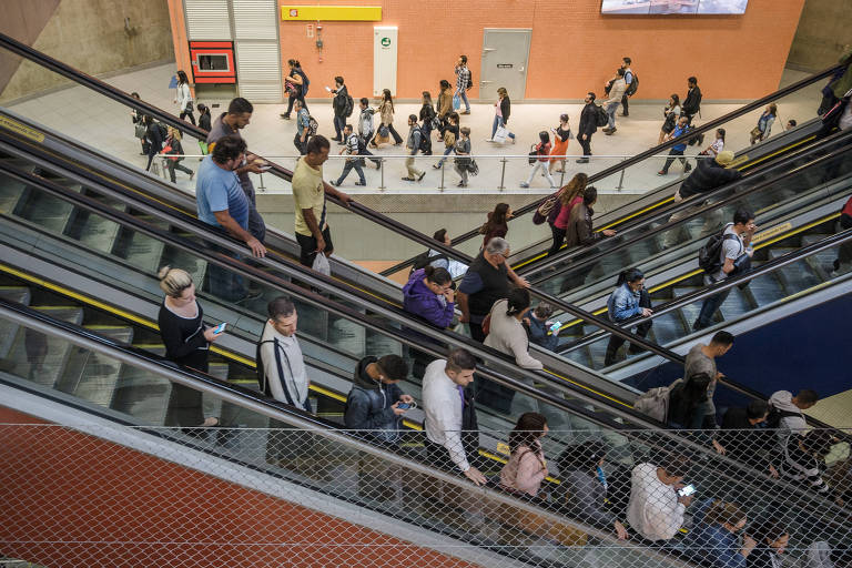 Movimento de passageiros na estação Pinheiros, na linha 4-amarela do metrô