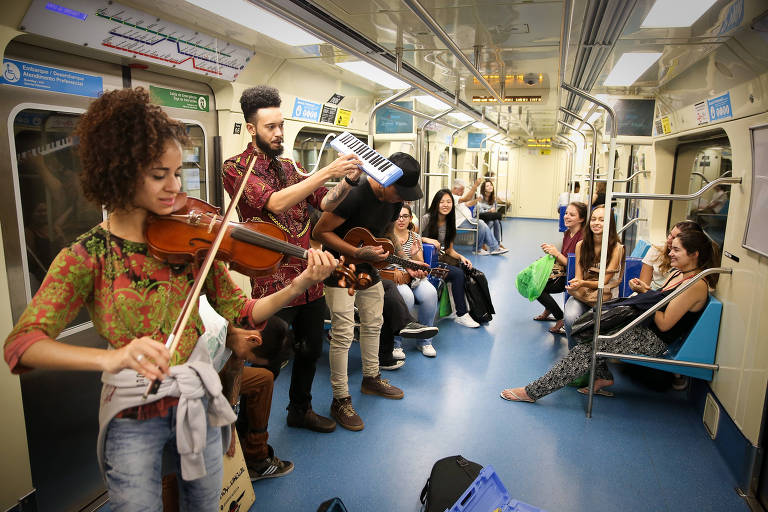 Banda Vertical Jungle toca dentro dos vagões do metrô de São Paulo