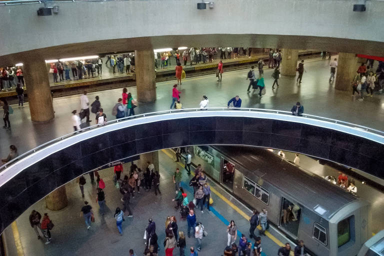 Movimento na estação Sé do metrô, onde ocorre baldeação entre as linhas 1-azul e 3-vermelha