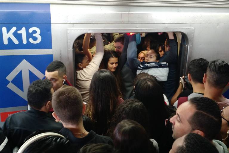 Pessoas tentam embarcar na estação Brás do metrô, linha 3-vermelha, no sentido Barra Funda