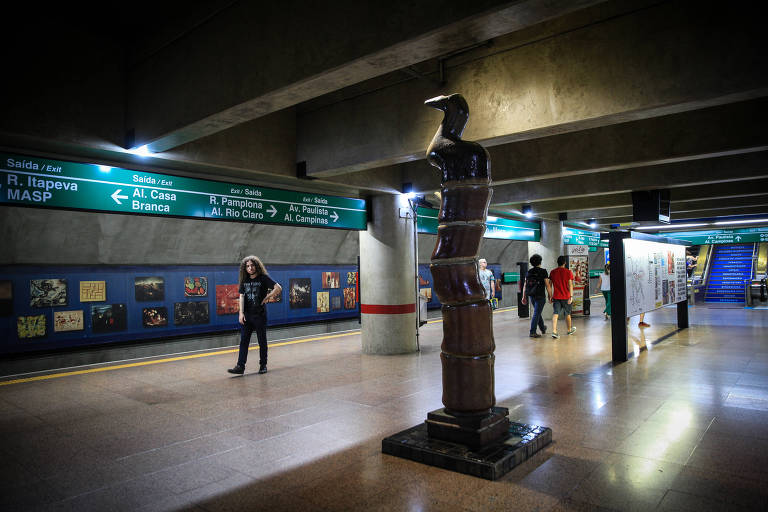 Obra de arte exposta na estação Trianon/Masp do metrô, na linha 2-verde