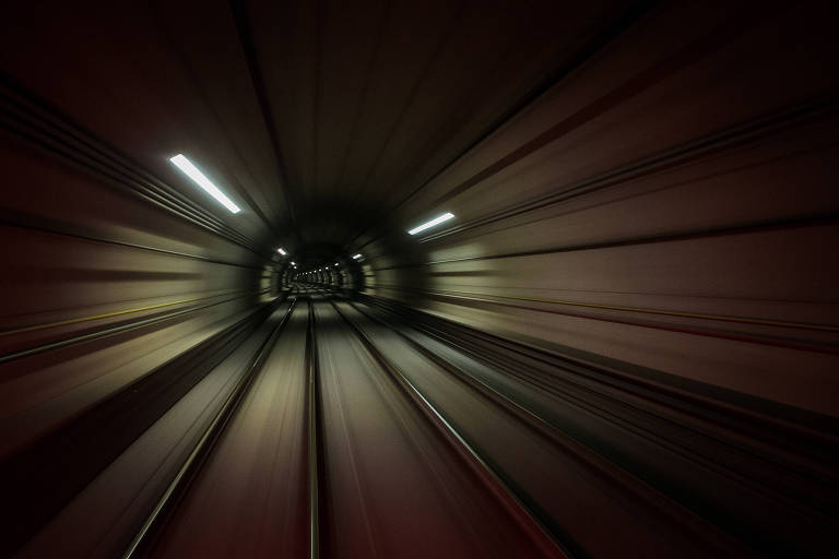 Túnel da linha 4-amarela do metrô, no sentido da estação Butantã