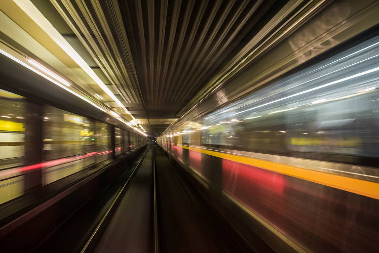 Túnel da linha 4-amarela do metrô, no sentido da estação Butantã