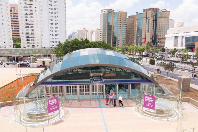 Entrada da estação Eucaliptos, da Linha 5-lilás do metrô de São Paulo, em dia de inauguração