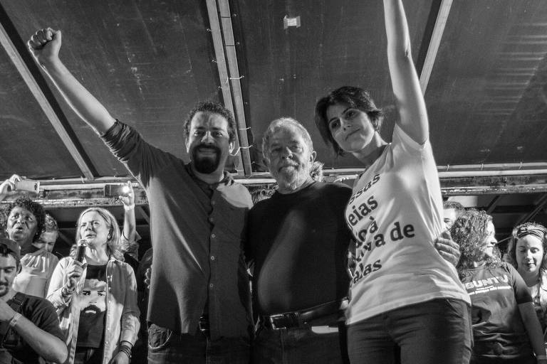 Guilherme Boulos,  Lula e Manuela D'ávila erguem os punhos
