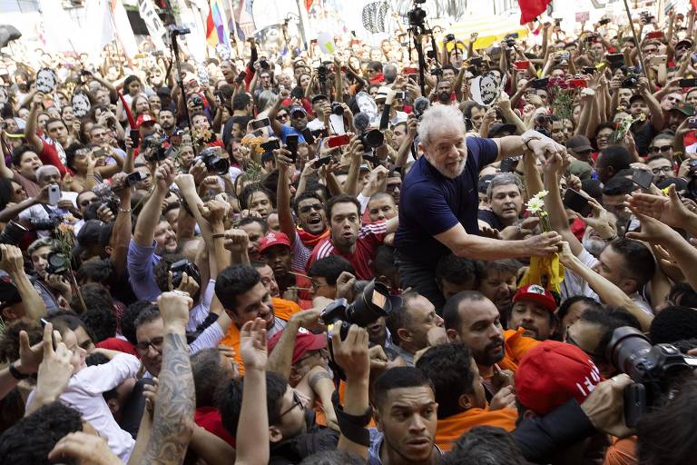 Lula entre apoiadores em São Bernardo do Campo, antes de apresentar-se à Justiça para cumprir pena
