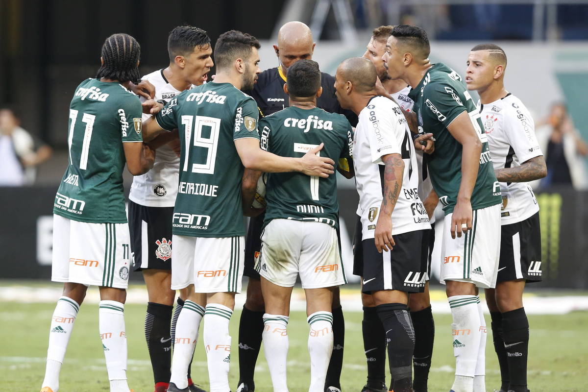 Ralf e Dudu dividem na área em lance que originou polêmica na final do  Paulista; veja fotos do lance - 09/05/2018 - Classico Corinthians Palmeiras  - Fotografia - Folha de S.Paulo