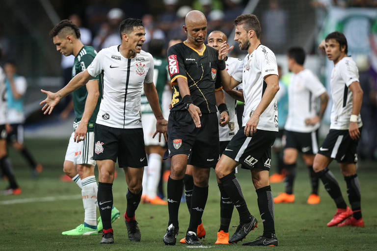 Árbitro Marcelo Aparecido é pressionado por corintianos após marcar pênalti; ele voltou atrás após oito minutos