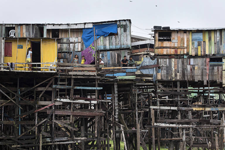 Palafitas do bairro Educandos, em Manaus: Brasil precisa dobrar investimento em saneamento