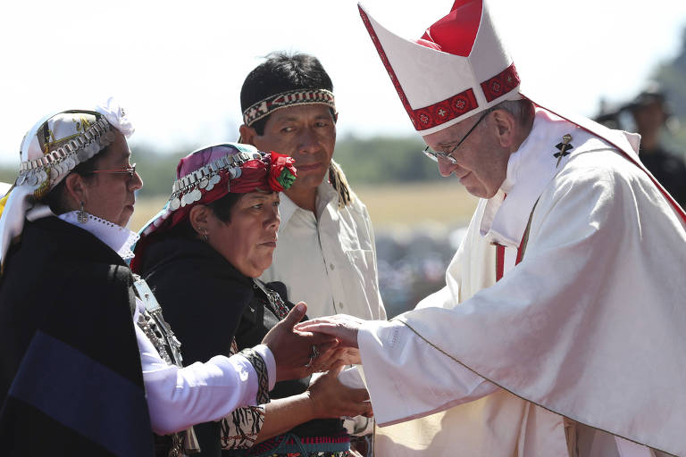 O papa Francisco cumprimenta Mapuches durante miss na base aérea de Maquehue, em Temuco, no Chile