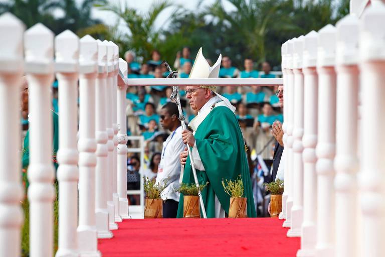 O papa Francisco caminha ao altar para missa que celebrou na praça da Revolução, em Havana, Cuba